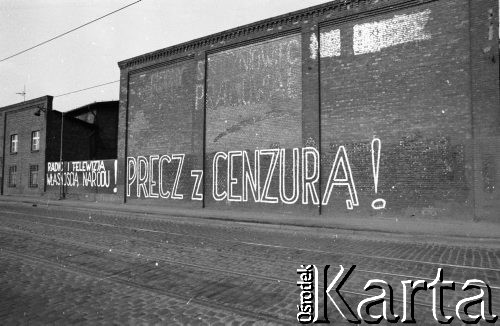 Wrzesień 1981, Gdańsk, Polska.
Hasła na murach Stoczni Gdańskiej im. Lenina: 