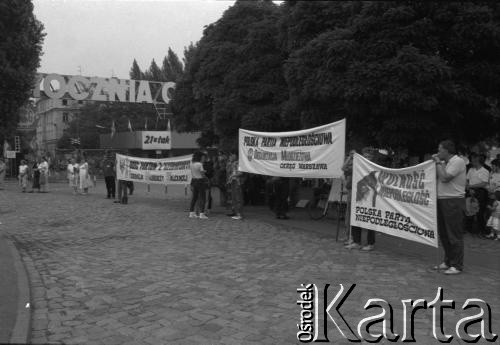 31.08.1990, Gdańsk, Polska.
10 rocznica podpisania porozumień sierpniowych i zakończenia strajku w Stoczni Gdańskiej im. Lenina. Nz. przedstawiciele Polskiej Partii Niepodległościowej przed bramą Stoczni. 
Fot. Witold Górka, zbiory Ośrodka KARTA