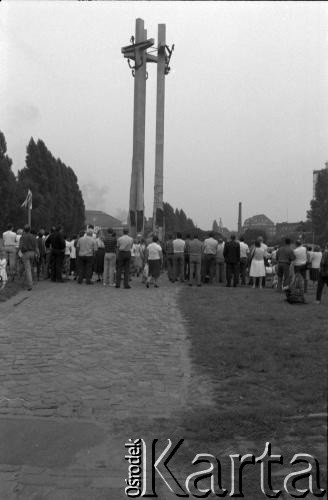 31.08.1990, Gdańsk, Polska.
10 rocznica podpisania porozumień sierpniowych i zakończenia strajku w Stoczni Gdańskiej im. Lenina. Nz. uroczystości pod Pomnikiem Poległych Stoczniowców 1970.
Fot. Witold Górka, zbiory Ośrodka KARTA