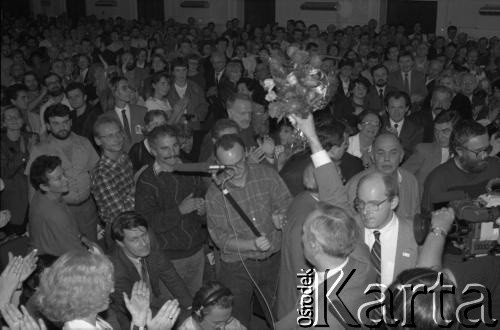 14.10.1990, Kraków, Polska.
Kampania prezydencka Tadeusza Mazowieckiego. Spotkanie z wyborcami zostało zorganizowane w gmachu Filharmonii im. Karola Szymanowskiego. Nz. Tadeusz Mazowiecki wchodzi na salę (z kwiatami), za nim Jan Maria Rokita (w okularach), Jacek Kuroń, Jerzy Trela.
Fot. Witold Górka, zbiory Ośrodka KARTA