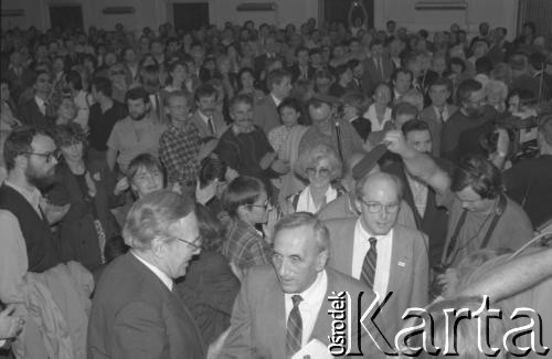 14.10.1990, Kraków, Polska.
Kampania prezydencka Tadeusza Mazowieckiego. Spotkanie z wyborcami zostało zorganizowane w gmachu Filharmonii im. Karola Szymanowskiego. Nz. Tadeusz Mazowiecki wchodzi na salę, za nim Jan Maria Rokita.
Fot. Witold Górka, zbiory Ośrodka KARTA