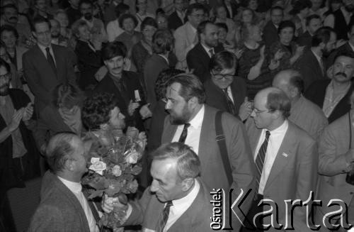 14.10.1990, Kraków, Polska.
Kampania prezydencka Tadeusza Mazowieckiego. Spotkanie z wyborcami zostało zorganizowane w gmachu Filharmonii im. Karola Szymanowskiego. Nz. Tadeusz Mazowiecki wchodzi na salę (z kwiatami), za nim Tadeusz Syryjczyk, Jan Maria Rokita i Jacek Kuroń.
Fot. Witold Górka, zbiory Ośrodka KARTA