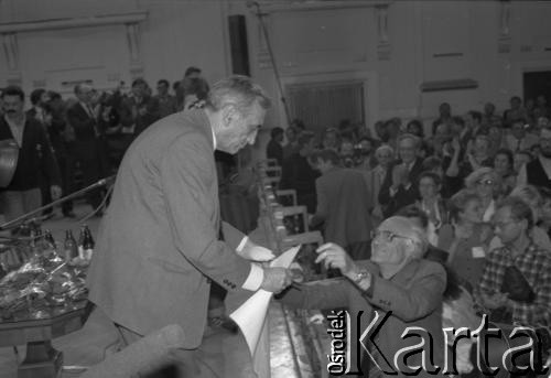 14.10.1990, Kraków, Polska.
Kampania prezydencka Tadeusza Mazowieckiego. Spotkanie z wyborcami zostało zorganizowane w gmachu Filharmonii im. Karola Szymanowskiego. Nz. Tadeusz Mazowiecki rozdaje autografy. 
Fot. Witold Górka, zbiory Ośrodka KARTA