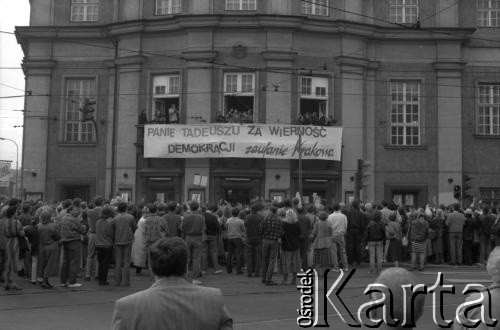 14.10.1990, Kraków, Polska.
Kampania prezydencka Tadeusza Mazowieckiego. Spotkanie z wyborcami zostało zorganizowane w gmachu Filharmonii im. Karola Szymanowskiego. Nz. transparent rozpięty na budynku z hasłem: 