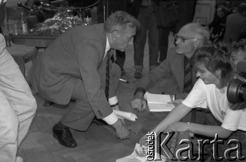 14.10.1990, Kraków, Polska.
Kampania prezydencka Tadeusza Mazowieckiego. Spotkanie z wyborcami zostało zorganizowane w gmachu Filharmonii im. Karola Szymanowskiego. Nz. Tadeusz Mazowiecki rozdaje autografy. 
Fot. Witold Górka, zbiory Ośrodka KARTA