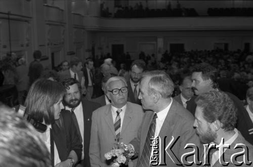 14.10.1990, Kraków, Polska.
Kampania prezydencka Tadeusza Mazowieckiego. Spotkanie z wyborcami zostało zorganizowane w gmachu Filharmonii im. Karola Szymanowskiego. Nz. Tadeusz Mazowiecki wśród sympatyków. Po prawej Artur Balazs (z brodą). 
Fot. Witold Górka, zbiory Ośrodka KARTA