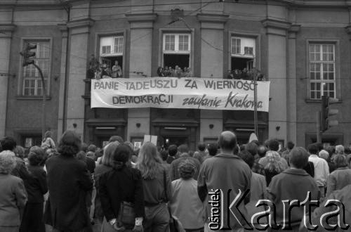 14.10.1990, Kraków, Polska.
Kampania prezydencka Tadeusza Mazowieckiego. Spotkanie z wyborcami zostało zorganizowane w gmachu Filharmonii im. Karola Szymanowskiego. Nz. transparent rozpięty na budynku z hasłem: 