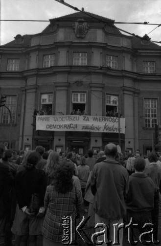 14.10.1990, Kraków, Polska.
Kampania prezydencka Tadeusza Mazowieckiego. Spotkanie z wyborcami zostało zorganizowane w gmachu Filharmonii im. Karola Szymanowskiego. Nz. transparent rozpięty na budynku z hasłem: 