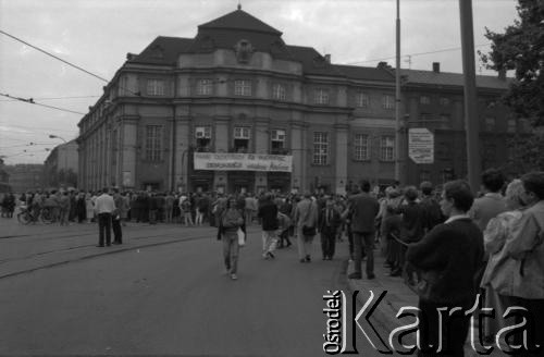 14.10.1990, Kraków, Polska.
Kampania prezydencka Tadeusza Mazowieckiego. Spotkanie z wyborcami zostało zorganizowane w gmachu Filharmonii im. Karola Szymanowskiego. Nz. transparent rozpięty na budynku z hasłem: 