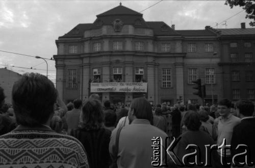 14.10.1990, Kraków, Polska.
Kampania prezydencka Tadeusza Mazowieckiego. Spotkanie z wyborcami zostało zorganizowane w gmachu Filharmonii im. Karola Szymanowskiego. Nz. transparent rozpięty na budynku z hasłem: 