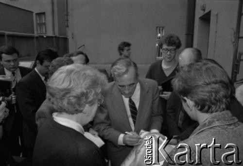 14.10.1990, Kraków, Polska.
Kampania prezydencka Tadeusza Mazowieckiego. Spotkanie z wyborcami zostało zorganizowane w gmachu Filharmonii im. Karola Szymanowskiego. Nz. Tadeusz Mazowiecki rozdaje autografy. 
Fot. Witold Górka, zbiory Ośrodka KARTA