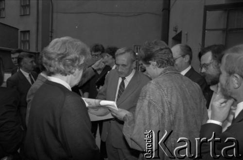 14.10.1990, Kraków, Polska.
Kampania prezydencka Tadeusza Mazowieckiego. Spotkanie z wyborcami zostało zorganizowane w gmachu Filharmonii im. Karola Szymanowskiego. Nz. Tadeusz Mazowiecki rozdaje autografy. 
Fot. Witold Górka, zbiory Ośrodka KARTA