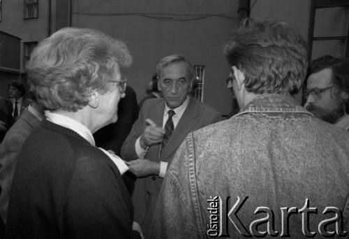 14.10.1990, Kraków, Polska.
Kampania prezydencka Tadeusza Mazowieckiego. Spotkanie z wyborcami zostało zorganizowane w gmachu Filharmonii im. Karola Szymanowskiego. Nz. Tadeusz Mazowiecki rozdaje autografy. 
Fot. Witold Górka, zbiory Ośrodka KARTA