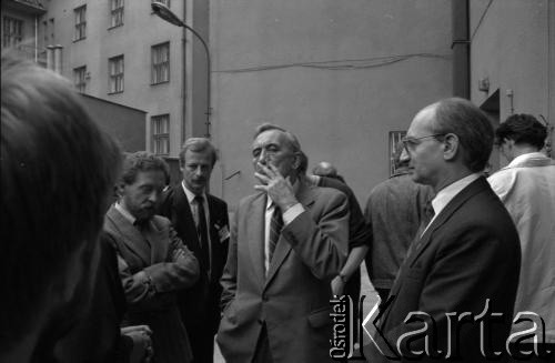 14.10.1990, Kraków, Polska.
Kampania prezydencka Tadeusza Mazowieckiego. Spotkanie z wyborcami zostało zorganizowane w gmachu Filharmonii im. Karola Szymanowskiego. Nz. Tadeusz Mazowiecki (z papierosem). 
Fot. Witold Górka, zbiory Ośrodka KARTA