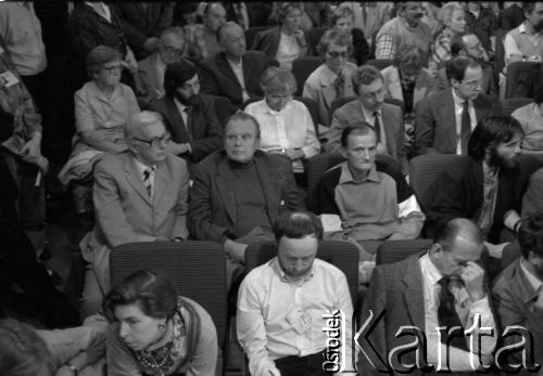 14.10.1990, Kraków, Polska.
Kampania prezydencka Tadeusza Mazowieckiego. Spotkanie z wyborcami zostało zorganizowane w gmachu Filharmonii im. Karola Szymanowskiego. Nz. publiczność zgromadzona w Filharmonii, m.in. pisarz, noblista Czesław Miłosz (w drugim rzędzie, drugi od lewej). 
Fot. Witold Górka, zbiory Ośrodka KARTA