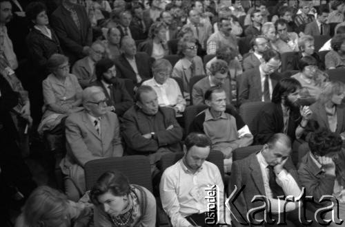 14.10.1990, Kraków, Polska.
Kampania prezydencka Tadeusza Mazowieckiego. Spotkanie z wyborcami zostało zorganizowane w gmachu Filharmonii im. Karola Szymanowskiego. Nz. publiczność zgromadzona w Filharmonii, m.in. pisarz, noblista Czesław Miłosz (w drugim rzędzie, drugi od lewej). 
Fot. Witold Górka, zbiory Ośrodka KARTA