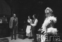 kwiecień 1984, Łodź, Polska.
Teatr im. Stefana Jaracza. Przedstawienie: Napoleon był Dziewczynką, Maurice Hennequin. Reżyseria: Bogusław Sochnacki. Przeład: Hanna Pieczarkowska. Scenografia: Jacek Ukleja. Premiera 14 kwietnia 1984. Z lewej Stanisław Kwaśniak.
Fot. Witold Górka, zbiory Ośrodka KARTA  
