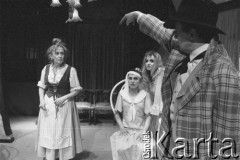 kwiecień 1984, Łodź, Polska.
Teatr im. Stefana Jaracza, Przedstawienie: Napoleon był Dziewczynką, Maurice Hennequin. Reżyseria: Bogusław Sochnacki. Przeład: Hanna Pieczarkowska. Scenografia: Jacek Ukleja. 1. z lewej Bożena Darłakówna, 2. z lewej  Hanna Bieluszko, 3. z lewej  Bożena Miller-Małecka. 1. z prawej Maciej Małek.
Fot. Witold Górka, zbiory Ośrodka KARTA  

