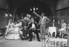 kwiecień 1984, Łodź, Polska.
Teatr im. Stefana Jaracza, Przedstawienie: Napoleon był Dziewczynką, Maurice Hennequin. Reżyseria: Bogusław Sochnacki. Przeład: Hanna Pieczarkowska. Scenografia: Jacek Ukleja. 2. z lewej Małgorzata Paruzel, 3. z lewej Eugeniusz Wałaszek, 1. z lewej Hanna bieluszko, w środku 
Bogusław Sochnacki.
Fot. Witold Górka, zbiory Ośrodka KARTA