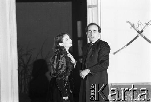 czerwiec 1984, Kraków, Polska.
Teatr im. Juliusza Słowackiego. Przedstawienie: Wesele, Stanisław Wyspiański. Reżyseria: Mikołaj Grabowski, scenografia: Andrzej Witkowski. Na scenie: z prawej Jan Peszek, z lewej Aldona Grochal.
Fot. Witold Górka, zbiory Ośrodka KARTA