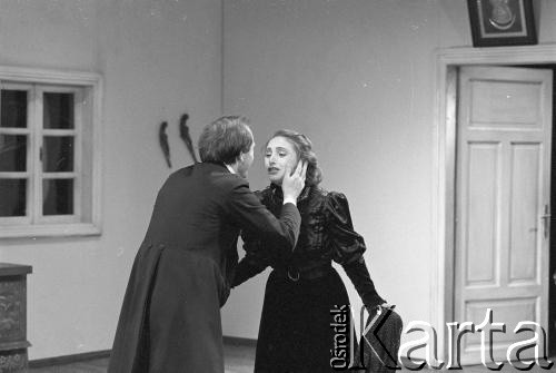 czerwiec 1984, Kraków, Polska.
Teatr im. Juliusza Słowackiego. Przedstawienie: Wesele, Stanisław Wyspiański. Reżyseria: Mikołaj Grabowski, scenografia: Andrzej Witkowski. Jan Peszek, Aldona Grochal.
Fot. Witold Górka, zbiory Ośrodka KARTA