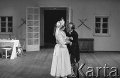 czerwiec 1984, Kraków, Polska.
Teatr im. Juliusza Słowackiego. Przedstawienie: Wesele, Stanisław Wyspiański. Reżyseria: Mikołaj Grabowski, scenografia: Andrzej Witkowski. Z prawej Jan Peszek, Ewa Wichrowska.
Fot. Witold Górka, zbiory Ośrodka KARTA