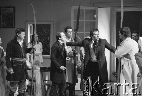 czerwiec 1984, Kraków, Polska.
Teatr im. Juliusza Słowackiego. Przedstawienie: Wesele, Stanisław Wyspiański. Reżyseria: Mikołaj Grabowski, scenografia: Andrzej Witkowski. 4 z lewej Jan Peszek, 4. z prawej Jerzy Grałek. 3. z prawej, tyłem  Ireneusz Kaskiewicz.
Fot. Witold Górka, zbiory Ośrodka KARTA