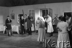 czerwiec 1984, Kraków, Polska.
Teatr im. Juliusza Słowackiego. Przedstawienie: Wesele, Stanisław Wyspiański. Reżyseria: Mikołaj Grabowski, scenografia: Andrzej Witkowski. 3. z lewej Jan Peszek. 1. z prawej  Zbigniew Rucińsk, obok, tyłem Ewa Wichrowska.
Fot. Witold Górka, zbiory Ośrodka KARTA