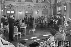 24.06.1984, Kraków, Polska.
Teatr im. Juliusza Słowackiego. Uroczystość zawieszenia portretu Zofi Jaroszewskiej. Z lewej stoi Mikołaj Grabowski.
Fot. Witold Górka, zbiory Ośrodka KARTA
