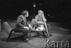 październik 1984, Łodź, Polska.
Teatr im. Stefana Jaracza. Przedstawienie:  Kamień na kamieniu, Wiesław Myśliwski. Reżyseria Jerzy Hutek, scenariusz i adaptacja Jerzy Hutek, scenografia Tadeusz Paul, muzyka Piotr Hertel. Premiera 28 października 1984. Na scenie z prawej Wirgiliusz Gryń.
Fot. Witold Górka, zbiory Ośrodka KARTA
