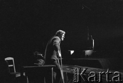 październik 1984, Łodź, Polska.
Teatr im. Stefana Jaracza. Przedstawienie:  Kamień na kamieniu, Wiesław Myśliwski. Reżyseria Jerzy Hutek, scenariusz i adaptacja Jerzy Hutek, scenografia Tadeusz Paul, muzyka Piotr Hertel. Premiera 28 października 1984. Na scenie: Wirgiliusz Gryń.
Fot. Witold Górka, zbiory Ośrodka KARTA
