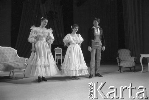 Paździenik 1984, Kraków, Polska.
Teatr im. Juliusz Słowackiego. Przedstawienie: Śluby Panieńskie, Aleksander Fredro. Reżyseria Marek Kmieciński
scenografia Tadeusz Smolicki, muzyka Henryk Mosna. Premiera 24 listopada 1984. Próby.
Fot. Witold Górka, zbiory Ośrodka KARTA