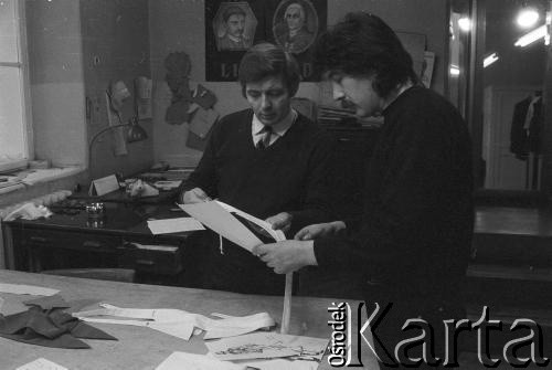 Paździenik 1984, Kraków, Polska.
Teatr im. Juliusz Słowackiego. Przedstawienie: Śluby Panieńskie, Aleksander Fredro. Reżyseria Marek Kmieciński
scenografia Tadeusz Smolicki, muzyka Henryk Mosna. Premiera 24 listopada 1984. Przygotowanie kostiumów.
Fot. Witold Górka, zbiory Ośrodka KARTA