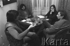 Paździenik 1984, Kraków, Polska.
Teatr im. Juliusz Słowackiego. Przedstawienie: Śluby Panieńskie, Aleksander Fredro. Reżyseria Marek Kmieciński
scenografia Tadeusz Smolicki, muzyka Henryk Mosna. Premiera 24 listopada 1984. Przygotowania.
Fot. Witold Górka, zbiory Ośrodka KARTA