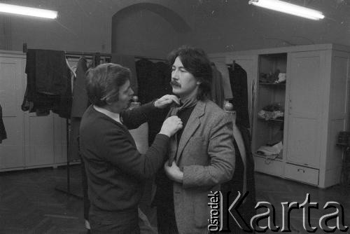 Paździenik 1984, Kraków, Polska.
Teatr im. Juliusz Słowackiego. Przedstawienie: Śluby Panieńskie, Aleksander Fredro. Reżyseria Marek Kmieciński
scenografia Tadeusz Smolicki, muzyka Henryk Mosna. Premiera 24 listopada 1984. Przygotowanie kostiumów.
Fot. Witold Górka, zbiory Ośrodka KARTA