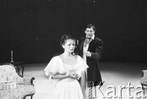 Koniec listopada 1984, Kraków, Polska.
Teatr im. Juliusz Słowackiego. Przedstawienie: Śluby Panieńskie, Aleksander Fredro. Reżyseria Marek Kmieciński
scenografia Tadeusz Smolicki, muzyka Henryk Mosna. Premiera 24 listopada 1984. 
Fot. Witold Górka, zbiory Ośrodka KARTA