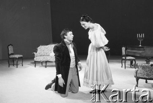 Koniec listopada 1984, Kraków, Polska.
Teatr im. Juliusz Słowackiego. Przedstawienie: Śluby Panieńskie, Aleksander Fredro. Reżyseria Marek Kmieciński
scenografia Tadeusz Smolicki, muzyka Henryk Mosna. Premiera 24 listopada 1984. 
Fot. Witold Górka, zbiory Ośrodka KARTA