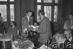 grudzień 1984, Kraków, Polska.
Teatr im. Juliusza Słowackiego. Jubileusz. Wręczenie nagród. Mikołaj Grabowski.
Fot. Witold Górka, zbiory Ośrodka KARTA