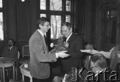 grudzień 1984, Kraków, Polska.
Teatr im. Juliusza Słowackiego. Jubileusz. Wręczenie nagród. Mikołaj Grabowski.
Fot. Witold Górka, zbiory Ośrodka KARTA