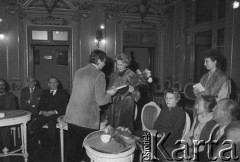 grudzień 1984, Kraków, Polska.
Teatr im. Juliusza Słowackiego. Jubileusz. Wręczenie nagród. Mikołaj Grabowski.
Fot. Witold Górka, zbiory Ośrodka KARTA