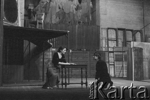 luty 1985, Kraków, Polska.
Teatr im. Juliusza Słowackiego. Przedstawienie: Mały bies, Fiodor Sołogub. Reżyseria: Rudolf Zioło. Premiera: 9 lutego 1985. 
Fot. Witold Górka, zbiory Ośrodka KARTA