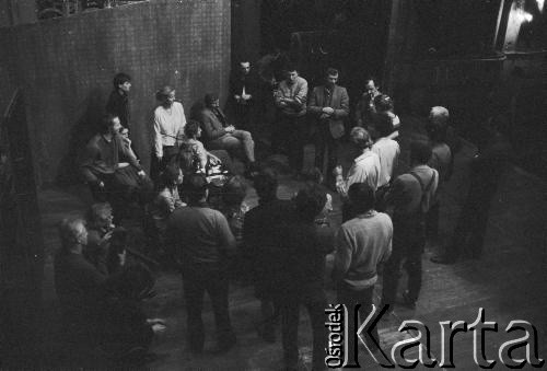 luty 1985, Kraków, Polska.
Teatr im. Juliusza Słowackiego. Przedstawienie: Mały bies, Fiodor Sołogub. Reżyseria: Rudolf Zioło. Premiera: 9 lutego 1985. Przygotowania do spektaklu.
Fot. Witold Górka, zbiory Ośrodka KARTA