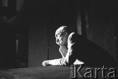 Marzec 1985, Kraków, Polska.
Teatr im. Juliusza Słowackiego. Przedstawienie: Zanim się przerwie srebrny sznur, Aleksiej Kazancew. Reżyseria Mikołaj Grabowski. Premiera 2 marca 1985. Próby.
Fot. Witold Górka, zbiory Ośrodka KARTA