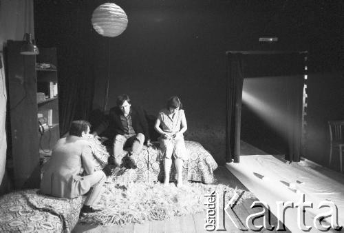 Marzec 1985, Kraków, Polska.
Teatr im. Juliusza Słowackiego. Przedstawienie: Zanim się przerwie srebrny sznur, Aleksiej Kazancew. Reżyseria Mikołaj Grabowski. Premiera 2 marca 1985. Próby.
Fot. Witold Górka, zbiory Ośrodka KARTA