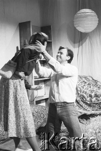 Marzec 1985, Kraków, Polska.
Teatr im. Juliusza Słowackiego. Przedstawienie: Zanim się przerwie srebrny sznur, Aleksiej Kazancew. Reżyseria Mikołaj Grabowski. Premiera 2 marca 1985. 
Fot. Witold Górka, zbiory Ośrodka KARTA