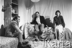 Marzec 1985, Kraków, Polska.
Teatr im. Juliusza Słowackiego. Przedstawienie: Zanim się przerwie srebrny sznur, Aleksiej Kazancew. Reżyseria Mikołaj Grabowski. Premiera 2 marca 1985. 
Fot. Witold Górka, zbiory Ośrodka KARTA
