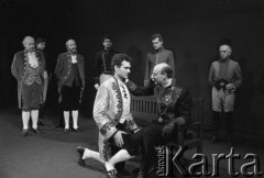 Marzec 1985, Kraków, Polska.
Teatr im. Juliusza Słowackiego. Przedstawienie: Książę Homburg, Heinrich von Kleist. Reżyseria Wojciech Szulczyński. Premiera 9 marca 1985. Na pierwszym planie z lewej Jacek Chmielnik.
Fot. Witold Górka, zbiory Ośrodka KARTA 

