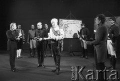 Marzec 1985, Kraków, Polska.
Teatr im. Juliusza Słowackiego. Przedstawienie: Książę Homburg, Heinrich von Kleist. Reżyseria Wojciech Szulczyński. Premiera 9 marca 1985. 2. z lewej Jacek Chmielnik.
Fot. Witold Górka, zbiory Ośrodka KARTA 

