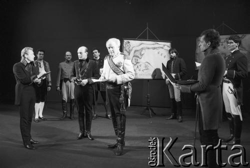 Marzec 1985, Kraków, Polska.
Teatr im. Juliusza Słowackiego. Przedstawienie: Książę Homburg, Heinrich von Kleist. Reżyseria Wojciech Szulczyński. Premiera 9 marca 1985. 2. z lewej Jacek Chmielnik.
Fot. Witold Górka, zbiory Ośrodka KARTA 

