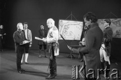 Marzec 1985, Kraków, Polska.
Teatr im. Juliusza Słowackiego. Przedstawienie: Książę Homburg, Heinrich von Kleist. Reżyseria Wojciech Szulczyński. Premiera 9 marca 1985. 3. z lewej Jacek Chmielnik.
Fot. Witold Górka, zbiory Ośrodka KARTA 

